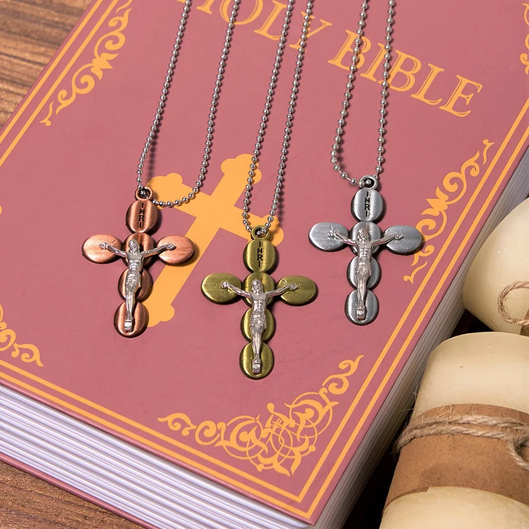 Prosty stylowy naszyjnik z wisiorkiem i amuletem religijnym Crucifx