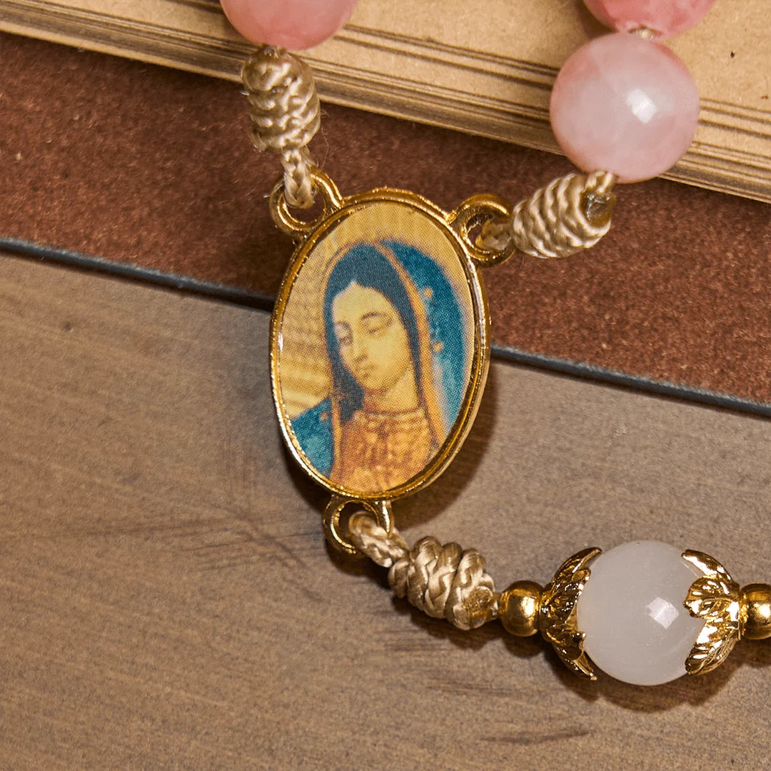 Rosario con perline rosa lucide, fatto a mano, con crocifisso in ottone e medaglietta della Madonna