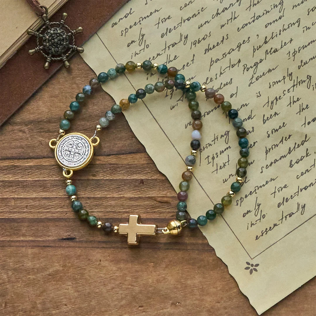 Bracciali rosario fatti a mano nei toni della terra con ciondolo a croce e di San Benedetto