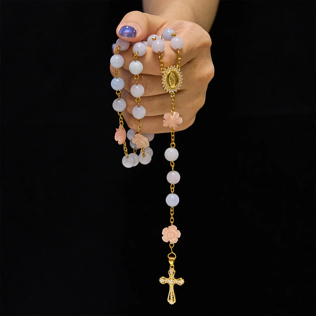 Rosario artigianale da 8 mm con perle di acquamarina e calcedonio blu, con Madonna di Guadalupe e crocifisso