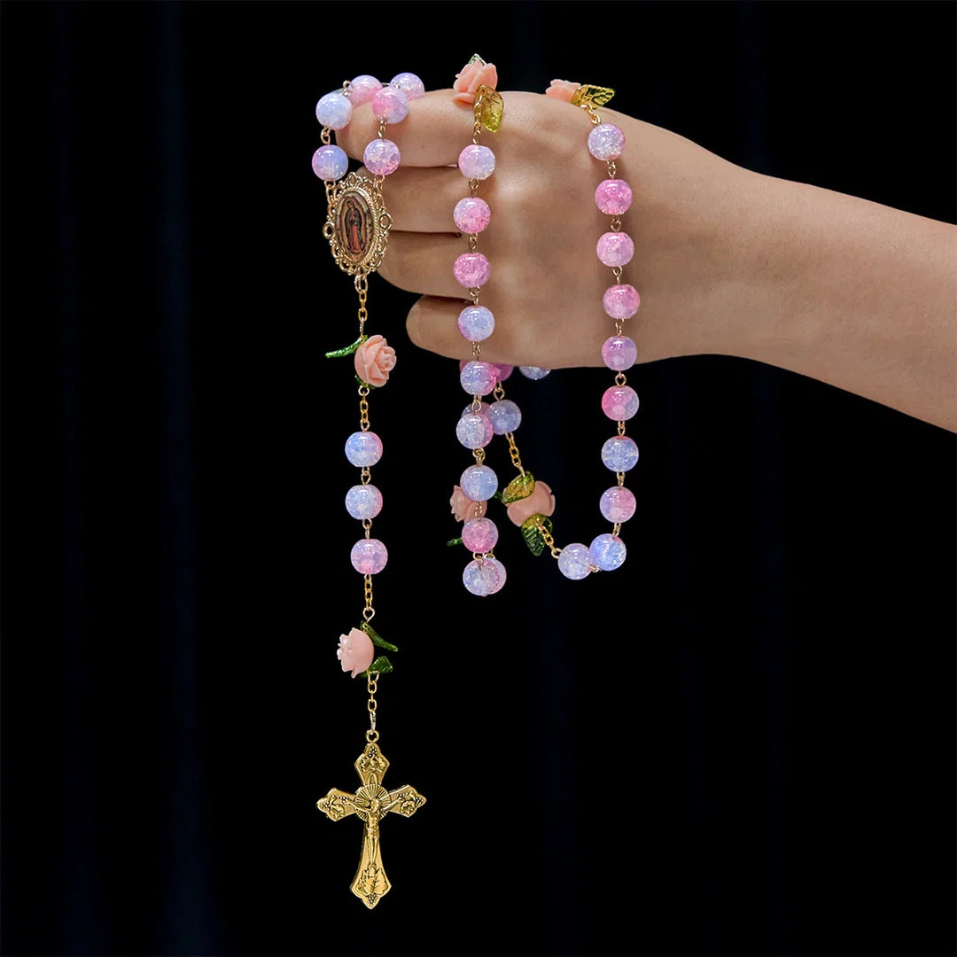 Vergine Maria con rosario e accento di rosa: fede senza tempo e simbolo floreale di devozione