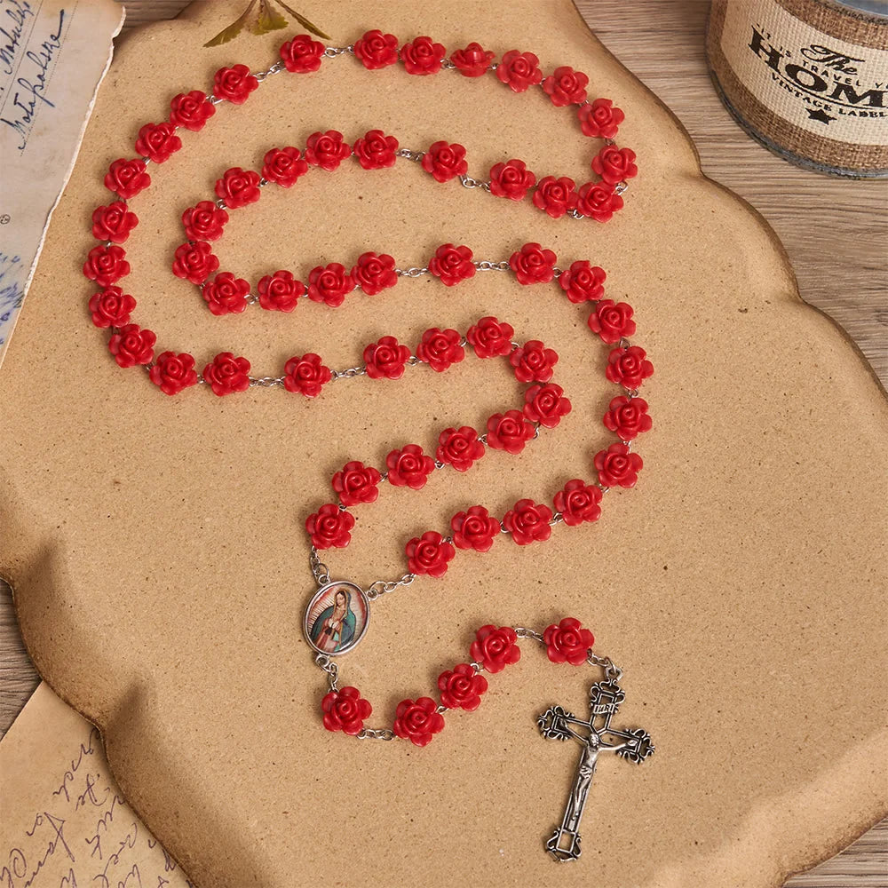 Elegante perlina rossa con rosa a forma di fiore della Madonna, medaglione smaltato con crocifisso