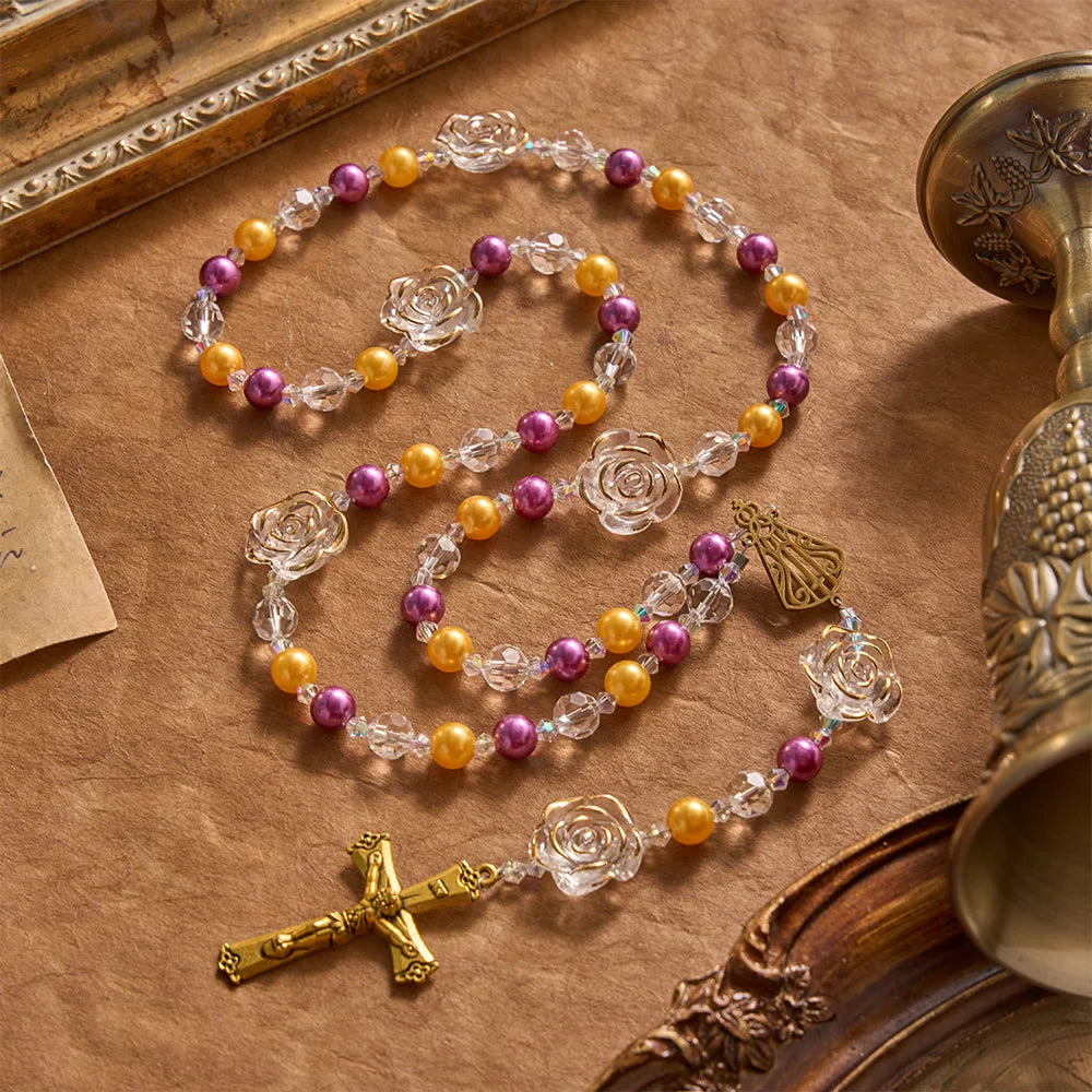 Rosario in acrilico con camelia stampata, crocifisso dorato e medaglietta in filigrana di Nostra Signora di Aparecida