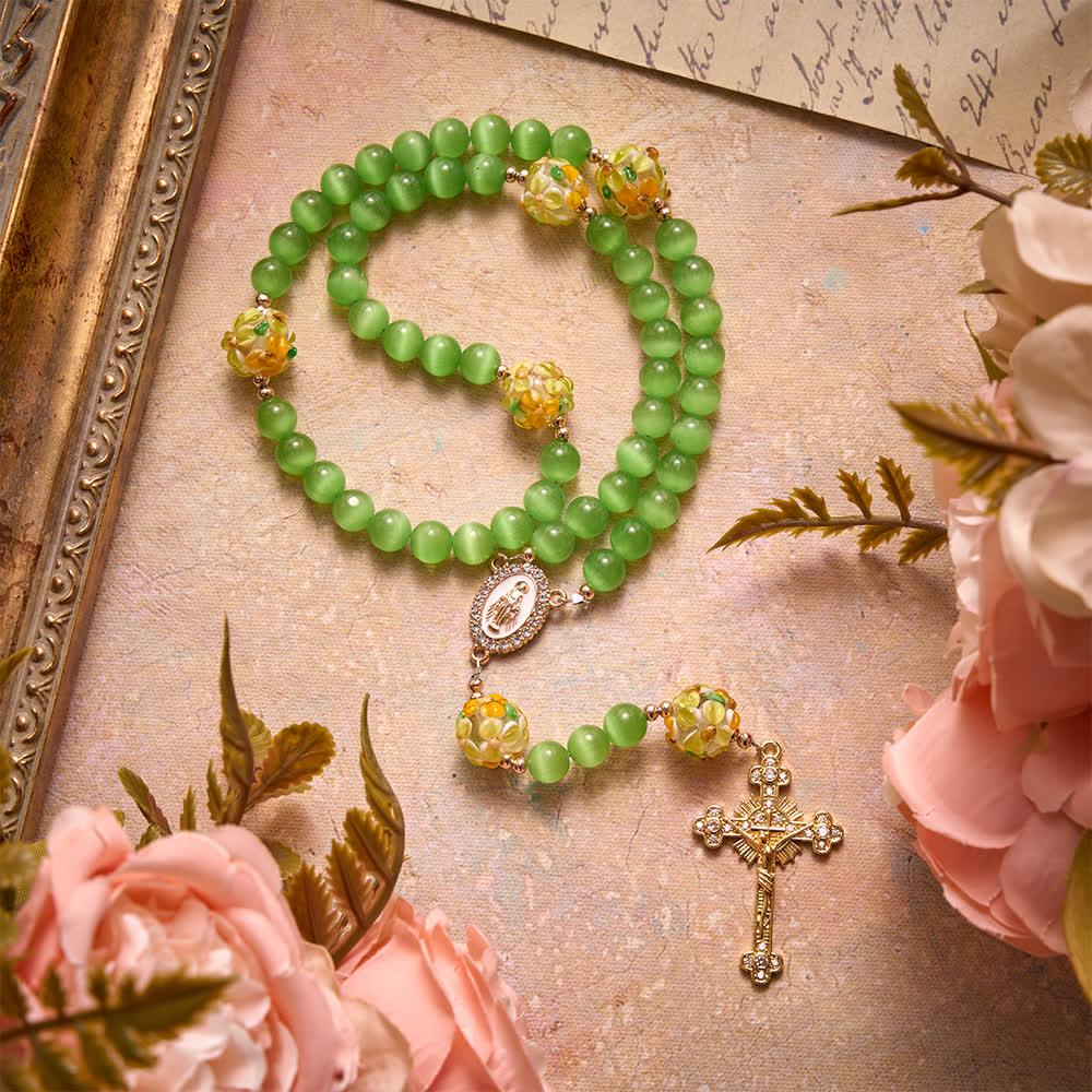 in pietra occhio di gatto verde con perle in vetro lampwork a fiore: simbolo di vive benedizioni celesti