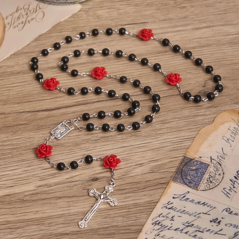 Rosario liscio con perline rotonde stile perla, decorazione a forma di rosa e ciondolo a cuore in stile vintage con la Vergine Maria