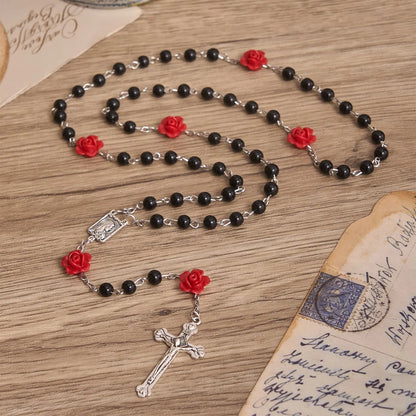 Rosario liscio con perline rotonde stile perla, decorazione a forma di rosa e ciondolo a cuore in stile vintage con la Vergine Maria