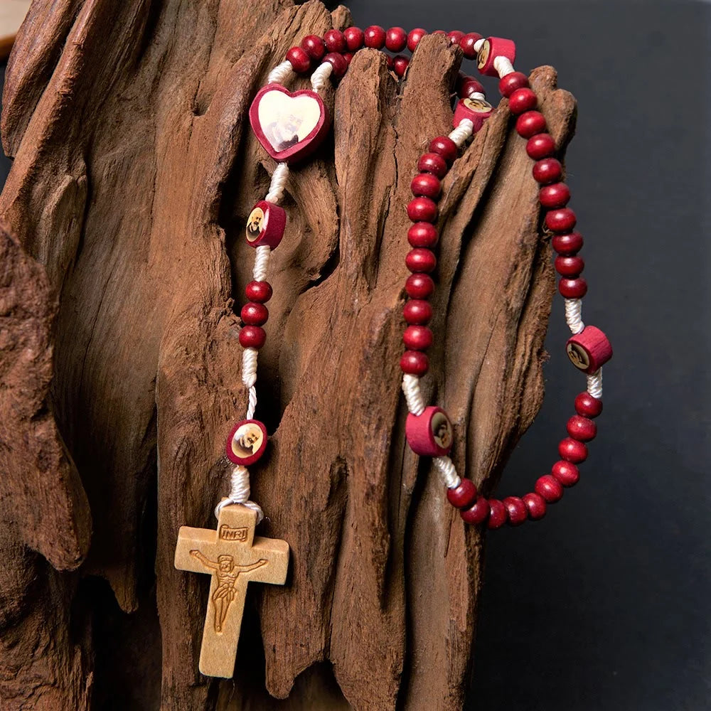 Rosario con grani in legno color rosso vino, cristiano, con croce e immagine della Madonna