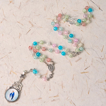 Rosario con catena in lega di metallo e grani in vetro multicolore da 8 mm, con medaglia della Madonna di Fatima e dell'Assunzione di Maria