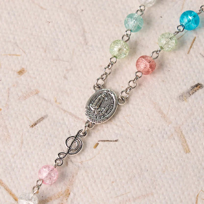 Rosario con catena in lega di metallo e grani in vetro multicolore da 8 mm, con medaglia della Madonna di Fatima e dell'Assunzione di Maria