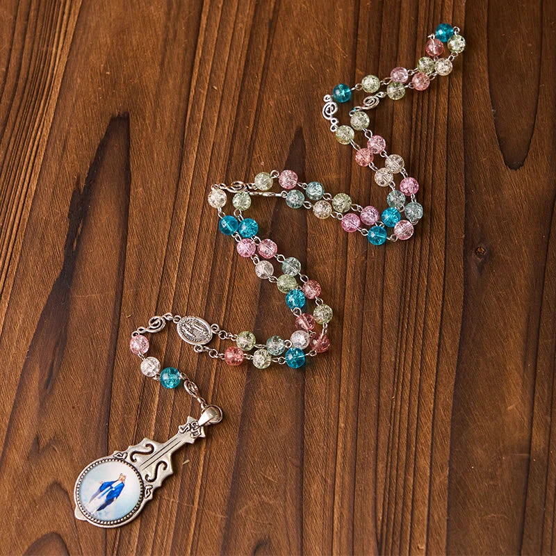 Rosario con catena in lega di metallo e grani in vetro multicolore da 8 mm, con medaglia della Madonna di Fatima e dell'Assunzione di Maria