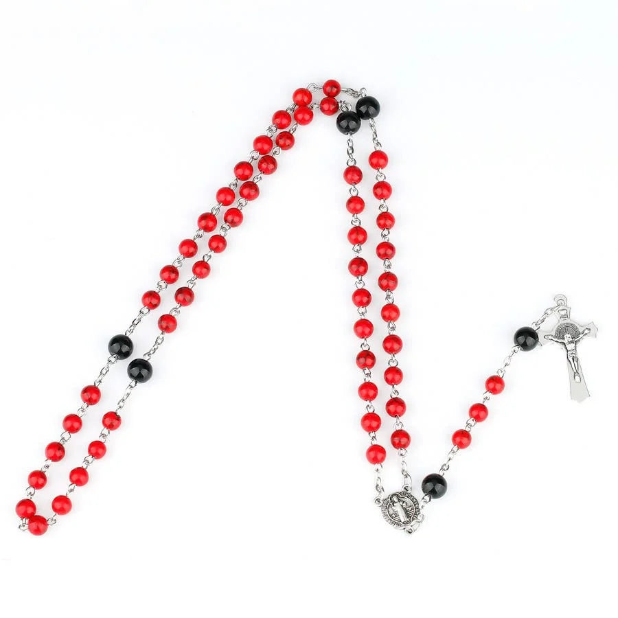 Medaglia di San Benedetto e crocifisso su una catenella di rosario in lega con turchese rosso da 6 mm di diametro