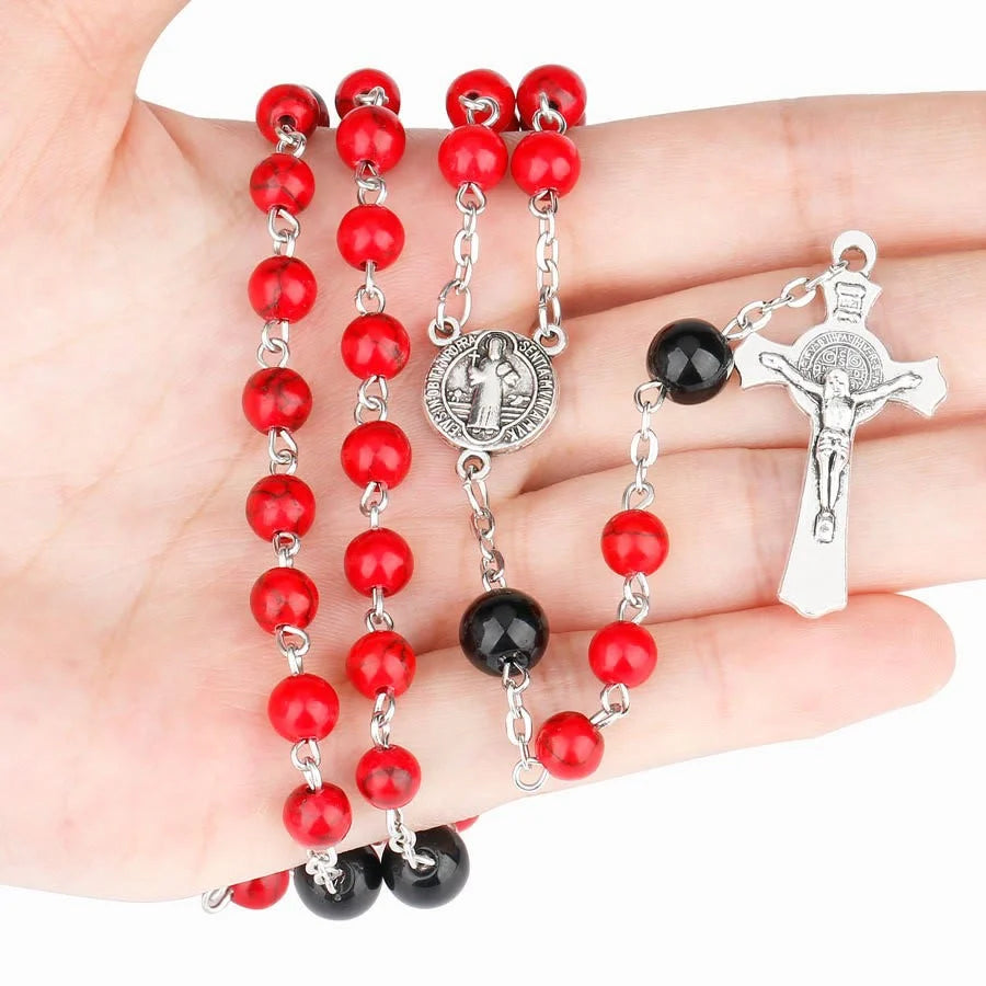 Medaglia di San Benedetto e crocifisso su una catenella di rosario in lega con turchese rosso da 6 mm di diametro