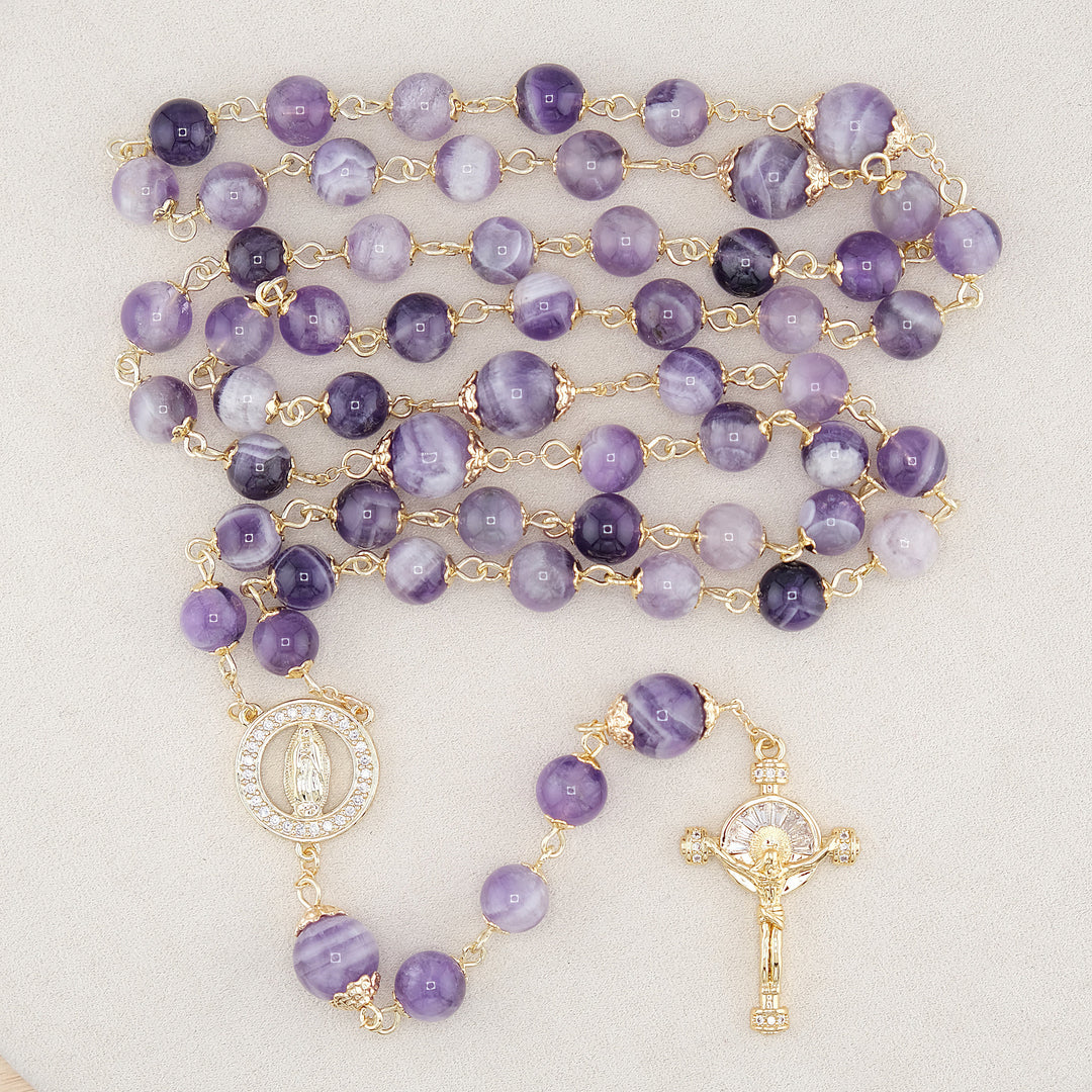 Rosario con cristallo rotondo viola dal diametro di 8 mm con immagine della Madonna di Guadalupe e crocifisso