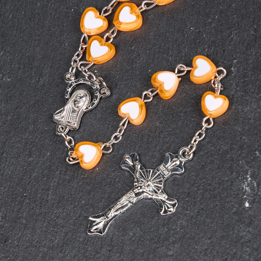 Rosario con catenina in acciaio inossidabile acrilico multicolore con Vergine Maria e Crocifisso a forma di cuore, diametro 6 mm (4 colori)