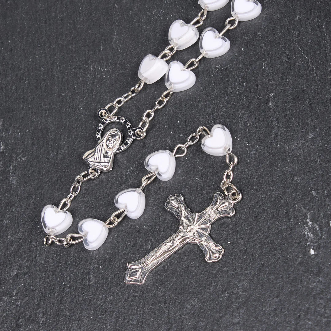 Rosario con catenina in acciaio inossidabile acrilico multicolore con Vergine Maria e Crocifisso a forma di cuore, diametro 6 mm (4 colori)