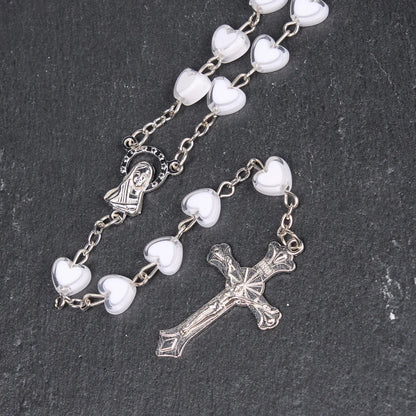 Rosario con catenina in acciaio inossidabile acrilico multicolore con Vergine Maria e Crocifisso a forma di cuore, diametro 6 mm (4 colori)