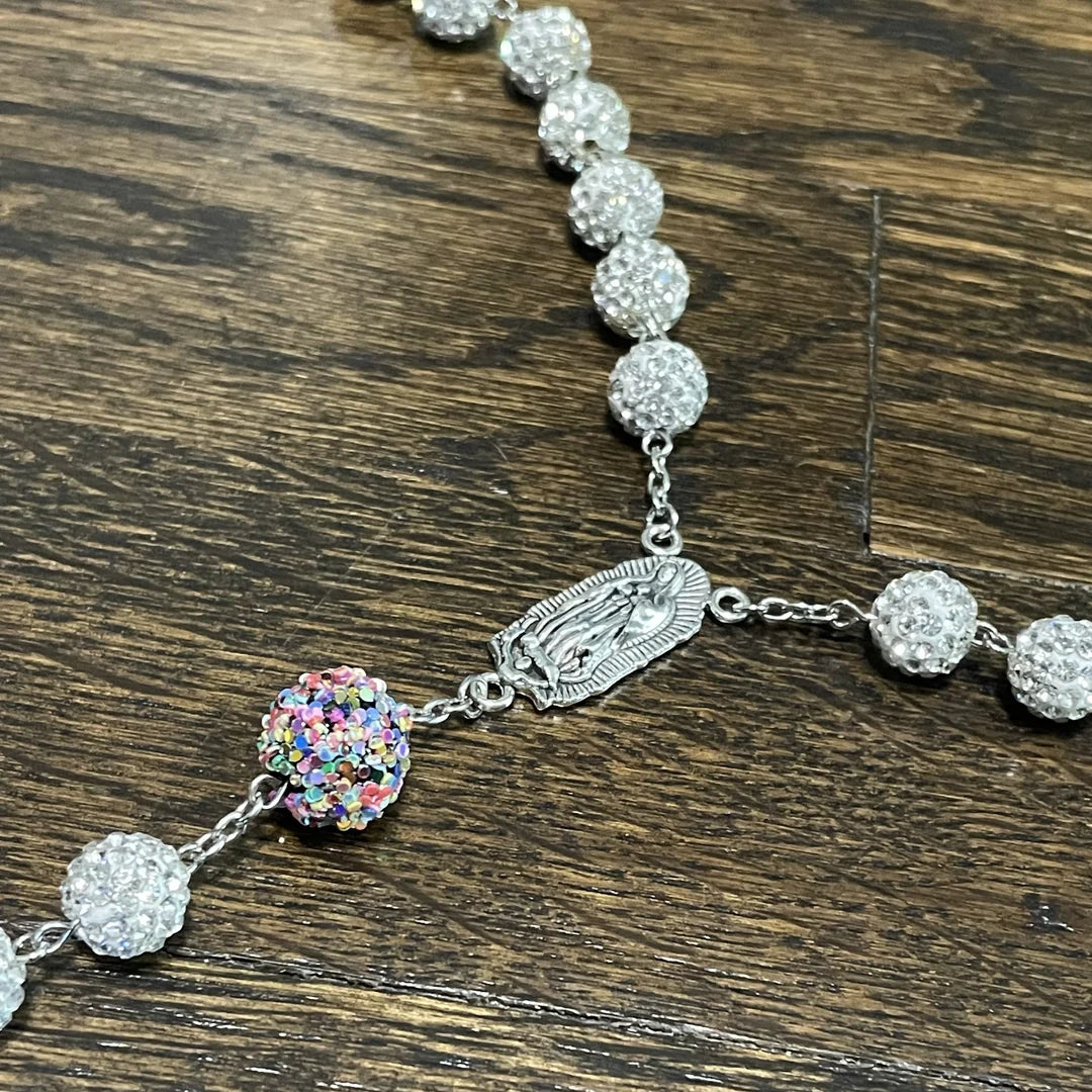 Rosario con catenella in lega di cristalli di rocca e croce a forma di zircone bianco rotondo dal diametro di 10 mm
