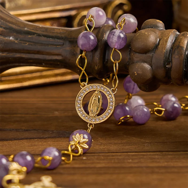 Rosario con cristallo rotondo viola dal diametro di 8 mm con immagine della Madonna di Guadalupe e crocifisso