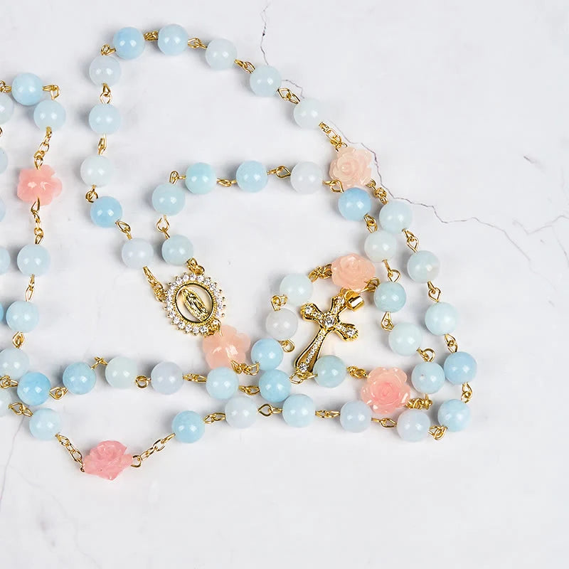 Rosario artigianale da 8 mm con perle di acquamarina e calcedonio blu, con Madonna di Guadalupe e crocifisso
