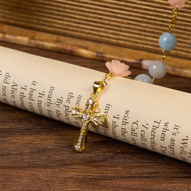 Rosario artigianale da 8 mm con perle di acquamarina e calcedonio blu, con Madonna di Guadalupe e crocifisso