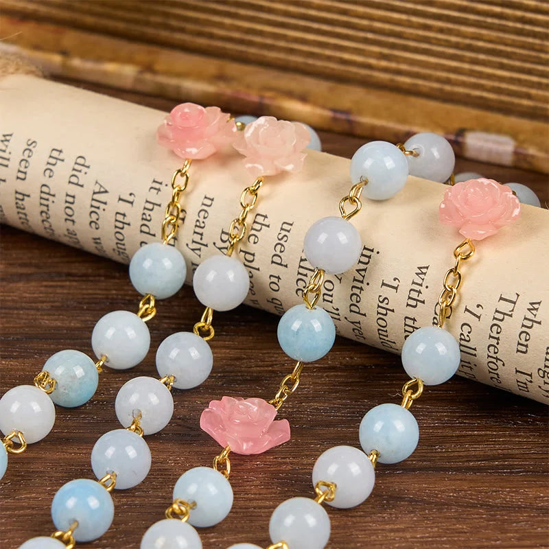 Rosario artigianale da 8 mm con perle di acquamarina e calcedonio blu, con Madonna di Guadalupe e crocifisso
