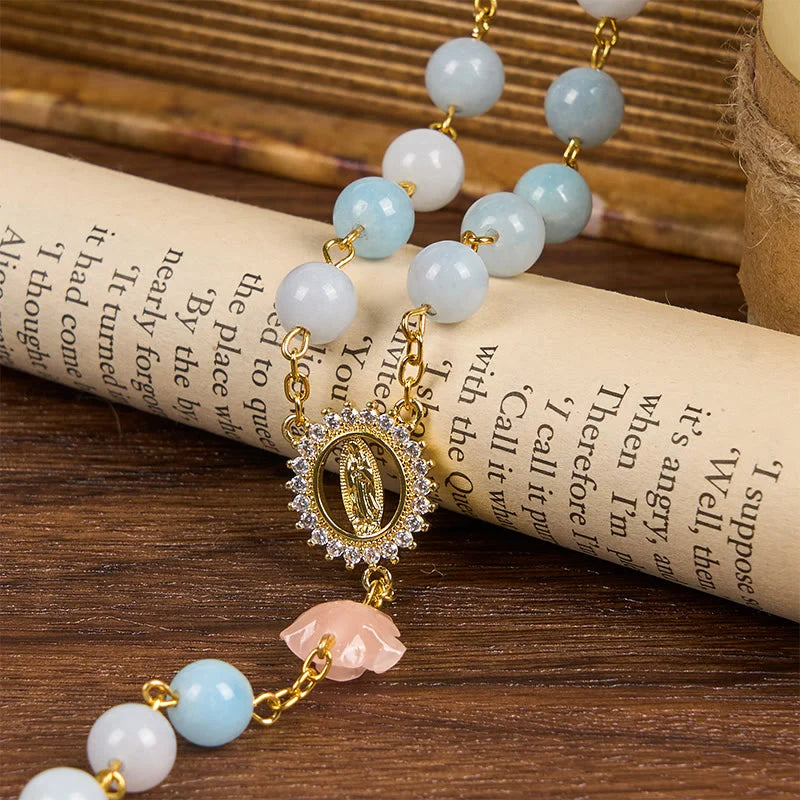 Rosario artigianale da 8 mm con perle di acquamarina e calcedonio blu, con Madonna di Guadalupe e crocifisso