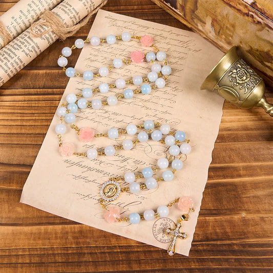 Rosario artigianale da 8 mm con perle di acquamarina e calcedonio blu, con Madonna di Guadalupe e crocifisso