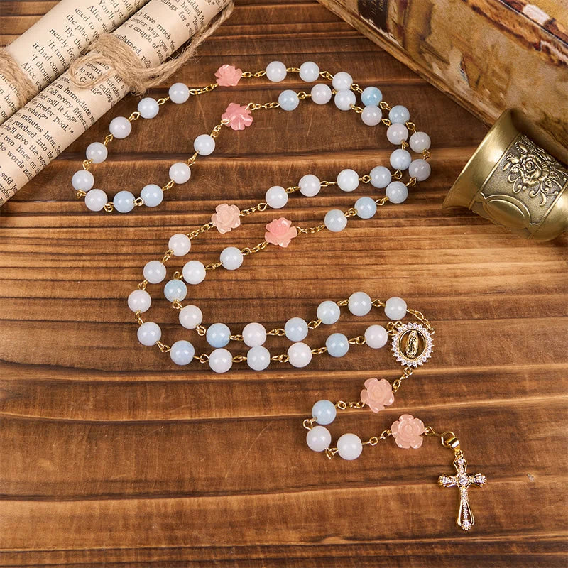 Rosario artigianale da 8 mm con perle di acquamarina e calcedonio blu, con Madonna di Guadalupe e crocifisso