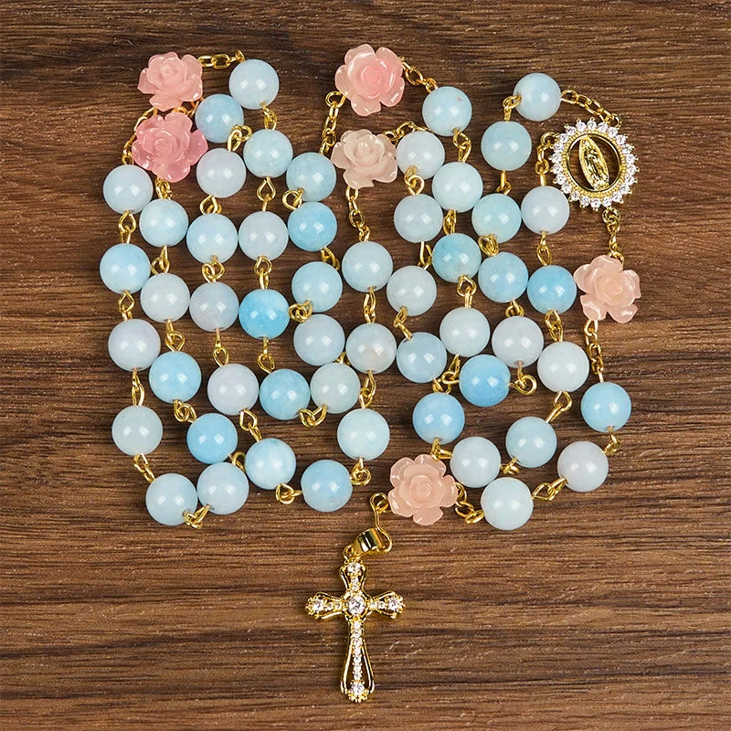 Rosario artigianale da 8 mm con perle di acquamarina e calcedonio blu, con Madonna di Guadalupe e crocifisso