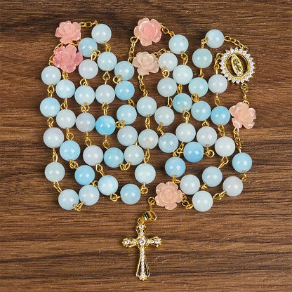 Rosario artigianale da 8 mm con perle di acquamarina e calcedonio blu, con Madonna di Guadalupe e crocifisso