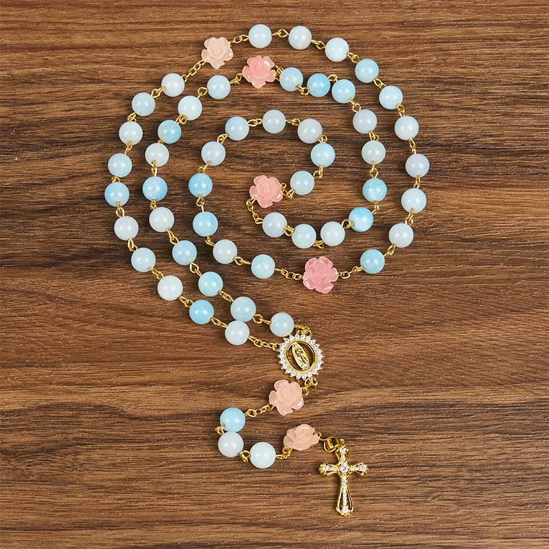 Rosario artigianale da 8 mm con perle di acquamarina e calcedonio blu, con Madonna di Guadalupe e crocifisso
