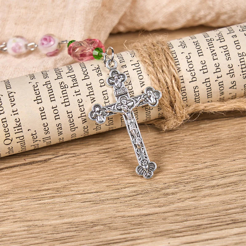 Medaglietta di Santa Teresa e crocifisso in rosa e avorio da 8 mm, rosario dall'eleganza floreale – scopri la grazia e la bellezza della fede