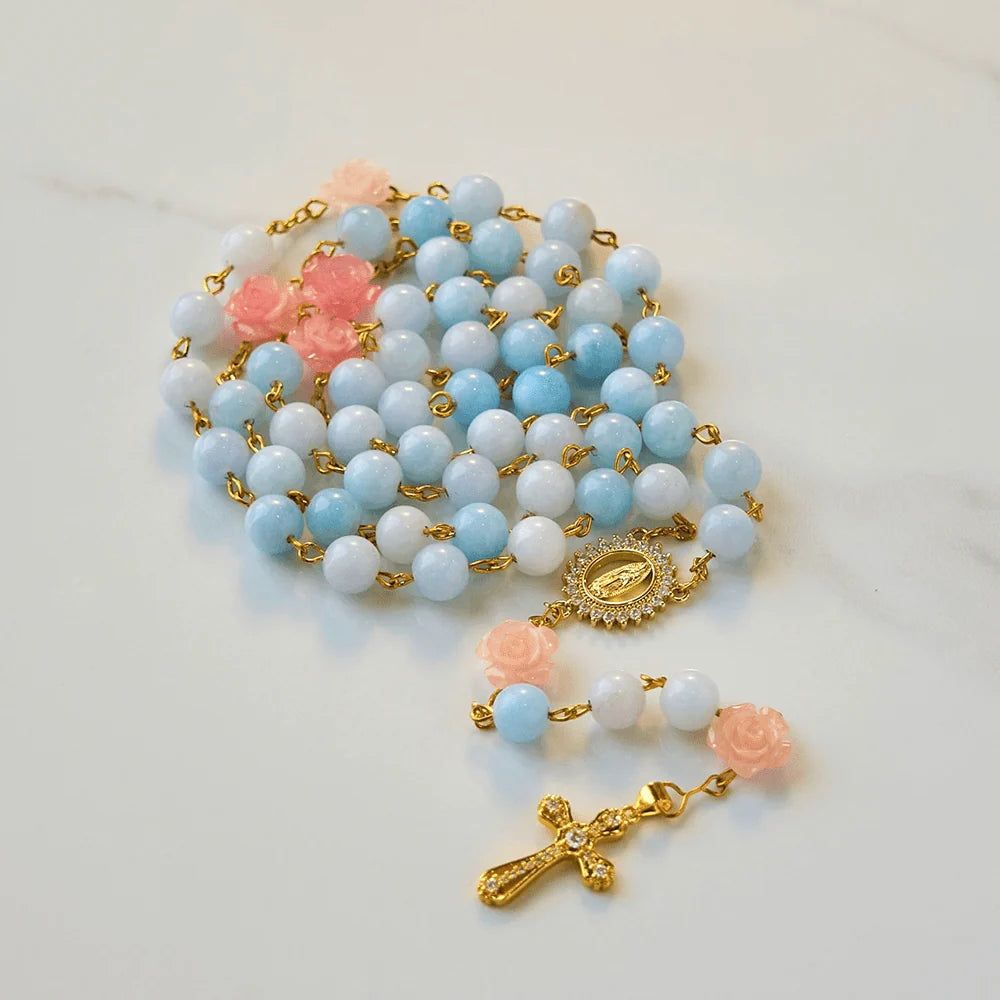 Rosario artigianale da 8 mm con perle di acquamarina e calcedonio blu, con Madonna di Guadalupe e crocifisso