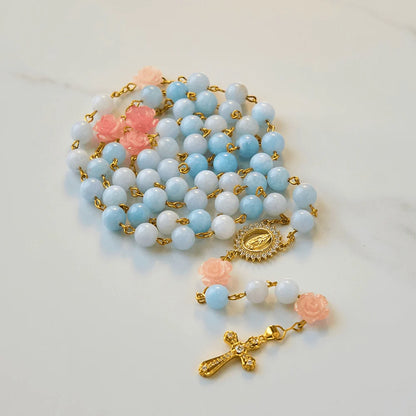Rosario artigianale da 8 mm con perle di acquamarina e calcedonio blu, con Madonna di Guadalupe e crocifisso