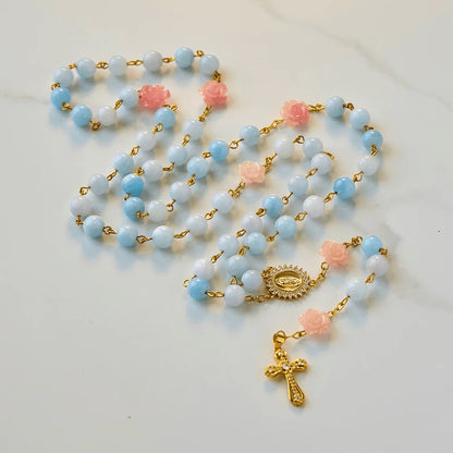 Rosario artigianale da 8 mm con perle di acquamarina e calcedonio blu, con Madonna di Guadalupe e crocifisso