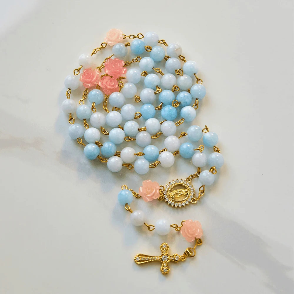 Rosario artigianale da 8 mm con perle di acquamarina e calcedonio blu, con Madonna di Guadalupe e crocifisso