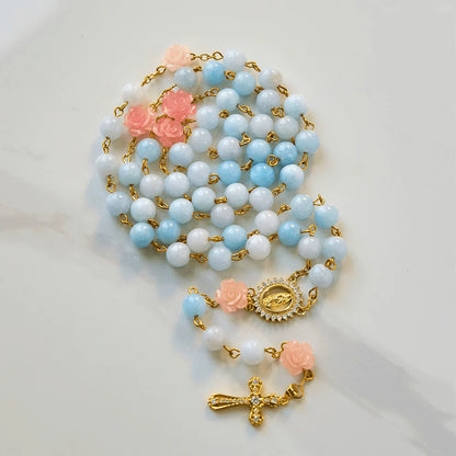 Rosario artigianale da 8 mm con perle di acquamarina e calcedonio blu, con Madonna di Guadalupe e crocifisso