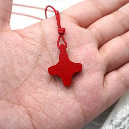 Wisiorek z krzyżem z drewna i naszyjnik z czerwonym emaliowanym medalikiem w kształcie Ducha Świętego