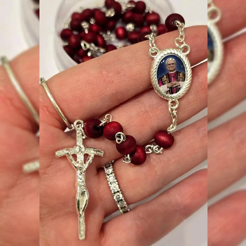Papa Leone XIV Rosario di grani di legno rosso commemorativo: Tesoro spirituale