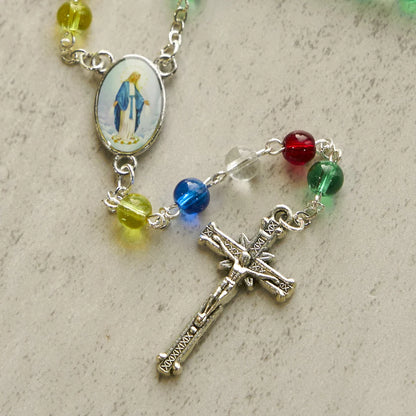 FEDE IN PREGHIERA: Rosario trasparente multicolore da 6 mm con grani arcobaleno e carta regalo