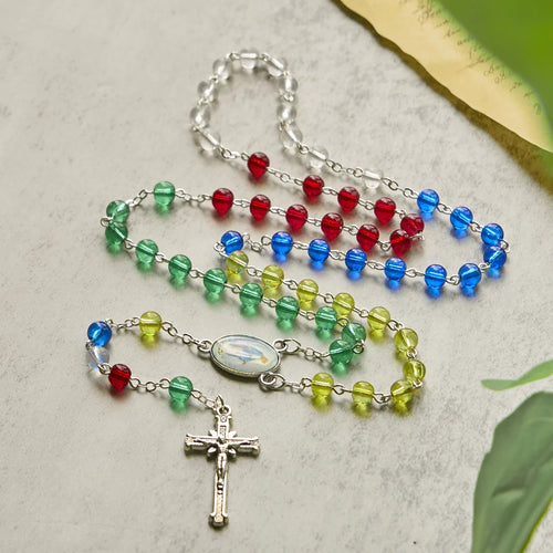 FEDE IN PREGHIERA: Rosario trasparente multicolore da 6 mm con grani arcobaleno e carta regalo