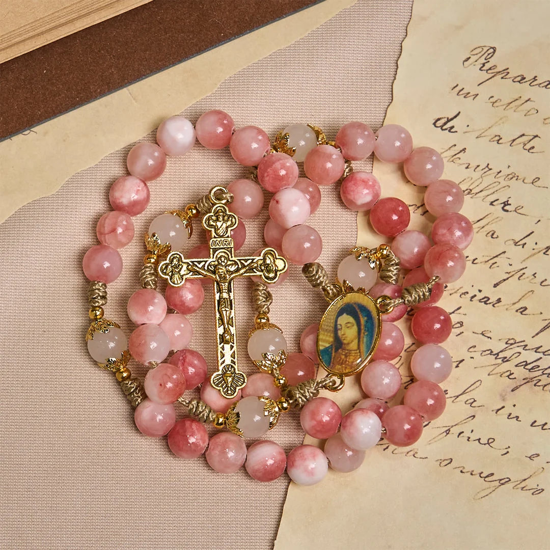 Rosario con perline rosa lucide, fatto a mano, con crocifisso in ottone e medaglietta della Madonna