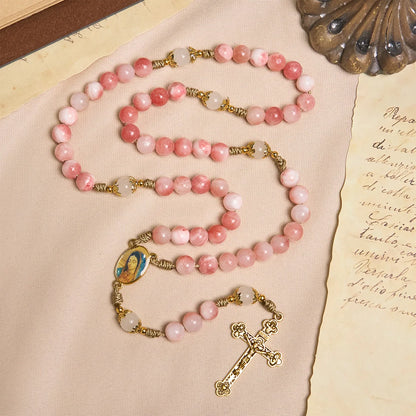 Rosario con perline rosa lucide, fatto a mano, con crocifisso in ottone e medaglietta della Madonna