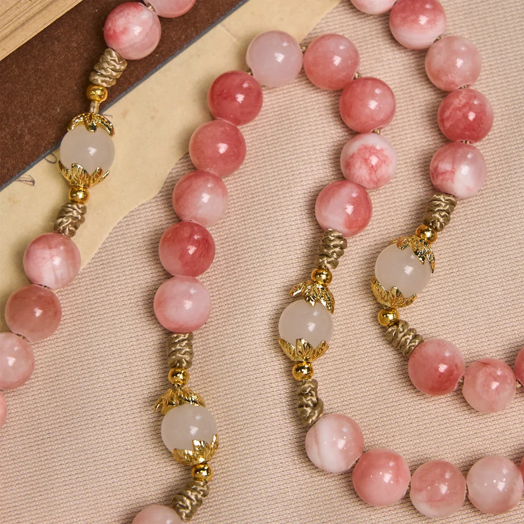 Rosario con perline rosa lucide, fatto a mano, con crocifisso in ottone e medaglietta della Madonna