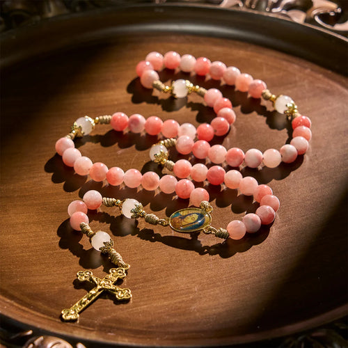 Rosario con perline rosa lucide, fatto a mano, con crocifisso in ottone e medaglietta della Madonna