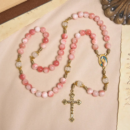 Rosario con perline rosa lucide, fatto a mano, con crocifisso in ottone e medaglietta della Madonna