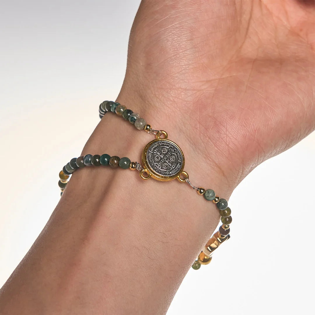 Bracciali rosario fatti a mano nei toni della terra con ciondolo a croce e di San Benedetto