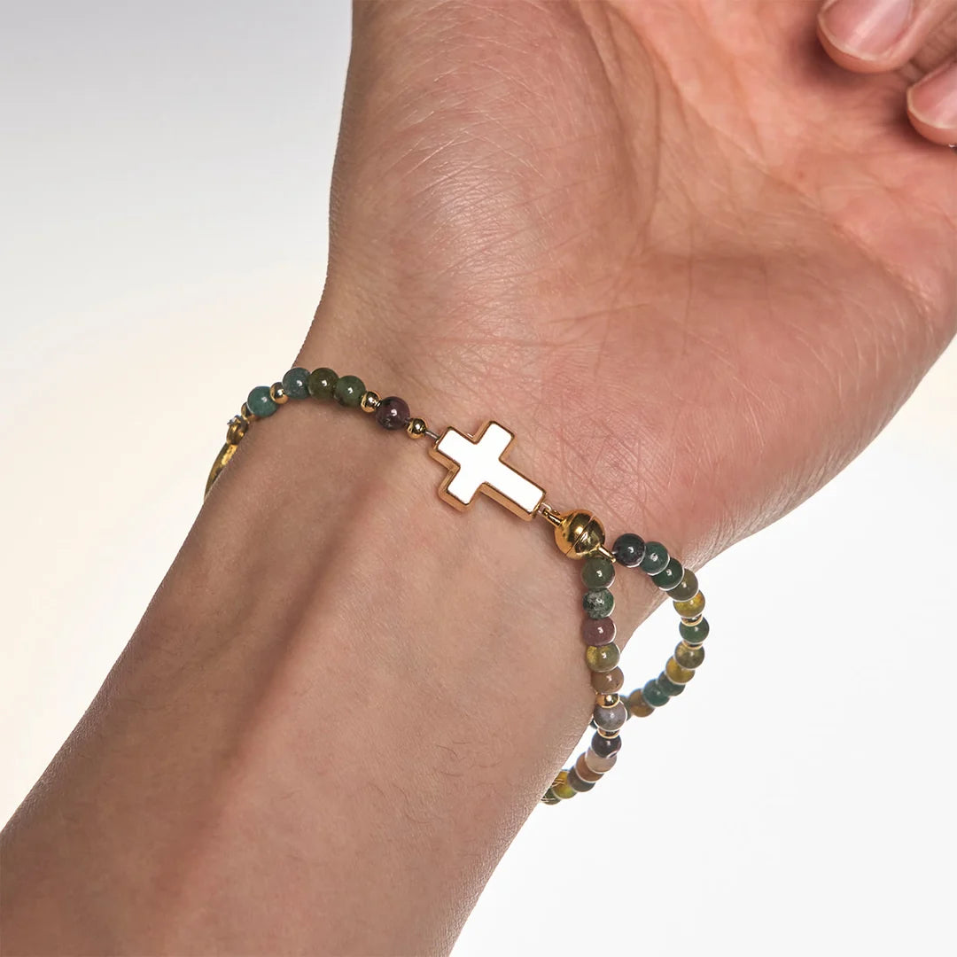 Bracciali rosario fatti a mano nei toni della terra con ciondolo a croce e di San Benedetto