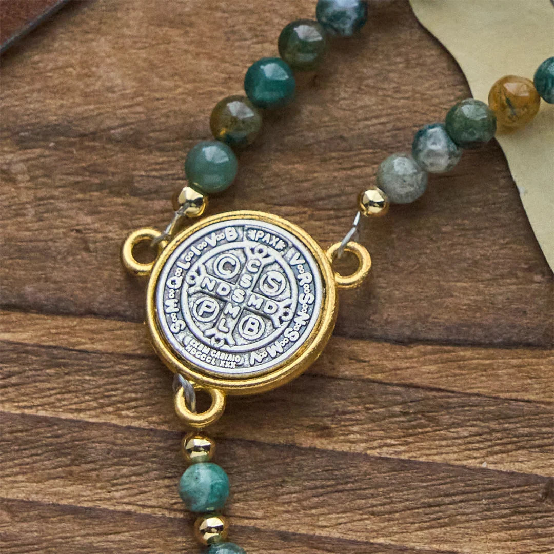 Bracciali rosario fatti a mano nei toni della terra con ciondolo a croce e di San Benedetto