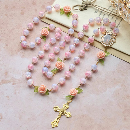 Vergine Maria con rosario e accento di rosa: fede senza tempo e simbolo floreale di devozione